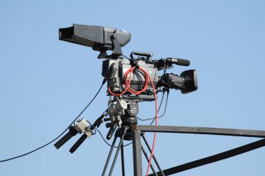Büyük profi film kamerası ve mavi gökyüzü 