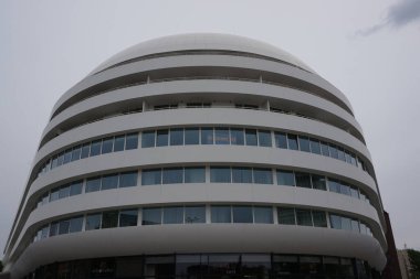 Modern mimari olarak Wroclaw 'da yuvarlak şekilli modern bir binanın cephesi