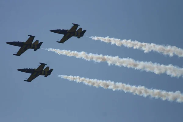 Myśliwce Lotnicze Błękitne Niebo Jako Ładne Tło — Zdjęcie stockowe
