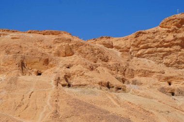mavi gökyüzü ile Mısır'da Krallar Vadisi  