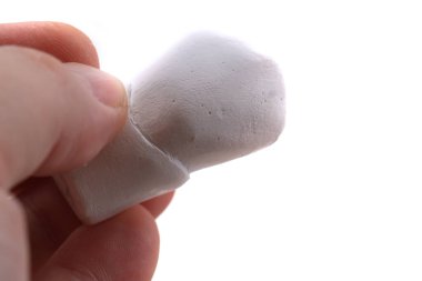 Beyaz arka planda insan eliyle izole edilmiş diş modeli