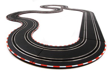 Beyaz arka planda izole edilmiş oyuncak araba yarışı pisti