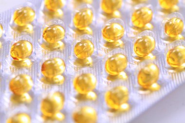 Çok güzel bir eczane geçmişi olan D vitamini hapları.