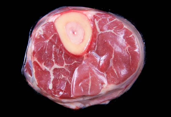 Carne Crua Com Osso Isolado Fundo Preto — Fotografia de Stock
