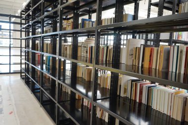 bir çok kitabı olan modern kitap deposu dokusu