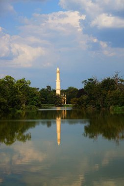 Lednice kale alan yeşil yaz bahçede