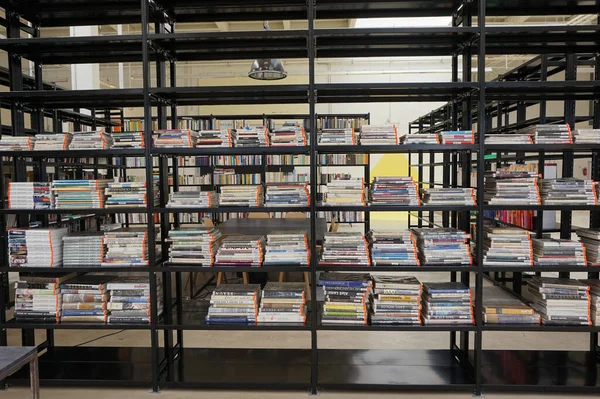 Textura Depositária Livros Modernos Com Muitos Livros — Fotografia de Stock