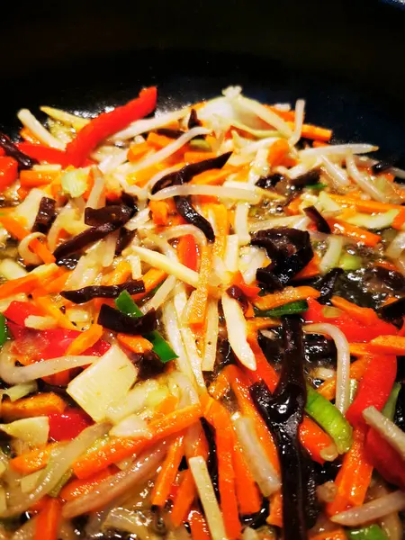 锅里的中国蔬菜作为烹调背景 — 图库照片