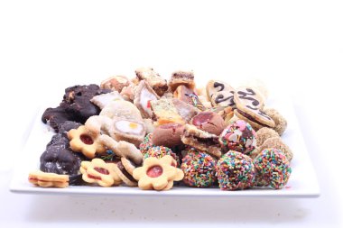 Beyaz arka planda izole edilmiş taze noel kurabiyeleri.