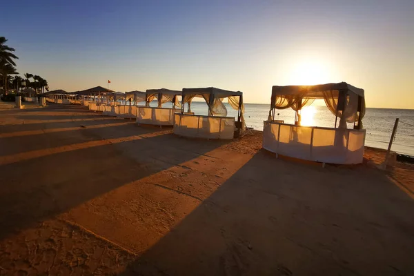 红海附近海滩上的埃及落日 — 图库照片