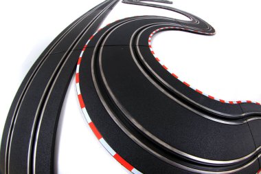 Beyaz arka planda izole edilmiş oyuncak araba yarışı pisti