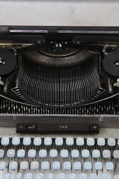 旧打字机的详细技术背景 — 图库照片