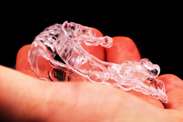 Невидимые Пластиковые Брекеты Человеческой Руке — стоковое фото