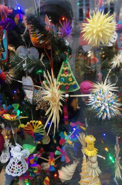 Yılbaşı ışıklarına sahip ağaç çok güzel bir arka plan.