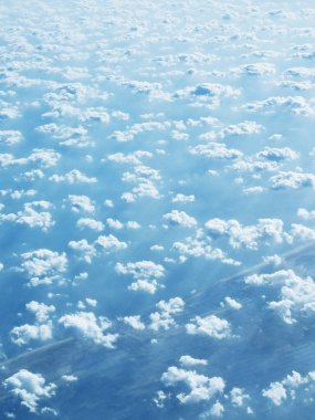 Uçaktan gelen bulutlar çok güzel bir arka plan.