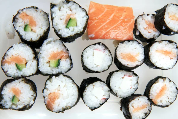 Sushi Maison Isolé Sur Fond Blanc — Photo