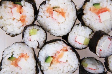 Beyaz arkaplanda ev yapımı suşi izole edilmiş.