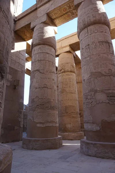 カルナックエジプトの寺院にある偉大な仮説ホールと雲 — ストック写真