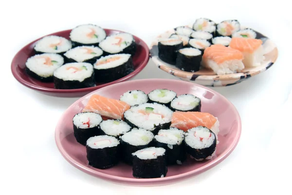 Sushi Buatan Sendiri Diisolasi Pada Latar Belakang Putih — Stok Foto