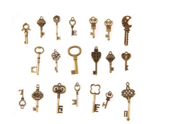 Beyaz arkaplanda izole edilmiş eski antika anahtarlar