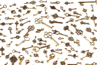 Beyaz arkaplanda izole edilmiş eski antika anahtarlar