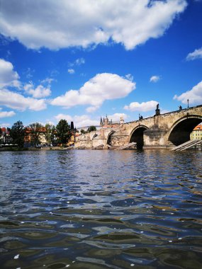 Prag 'daki Vltava Nehri' nden Charles Bridge. 