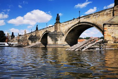 Prag 'daki Vltava Nehri' nden Charles Bridge. 