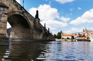 Prag 'daki Vltava Nehri' nden Charles Bridge. 