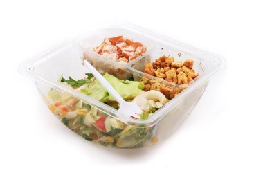 Beyaz arka planda izole edilmiş gurme susar salatası