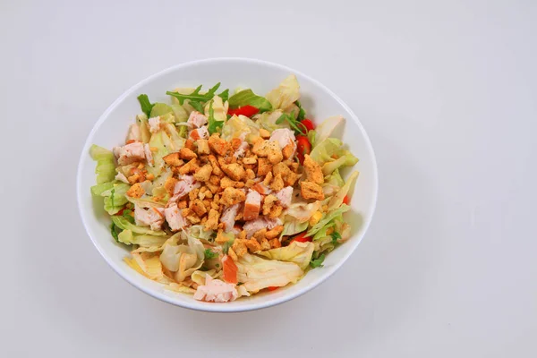 Salada Ceasar Gourmet Isolada Fundo Branco — Fotografia de Stock