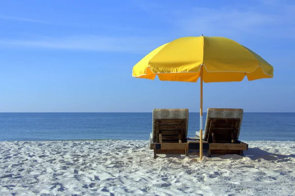 Beach Chairs Yellow Umbrella — Stock Photo, Image