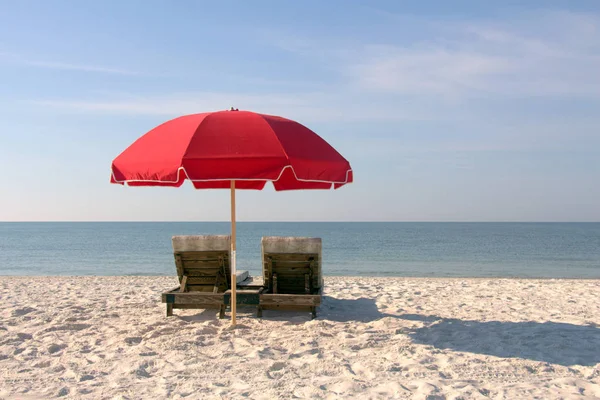 Strandstolar Med Rött Paraply Vita Sandstranden — Stockfoto