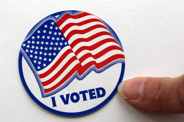 Выборы я проголосовал знак наклейки с флагом США и указательный палец
