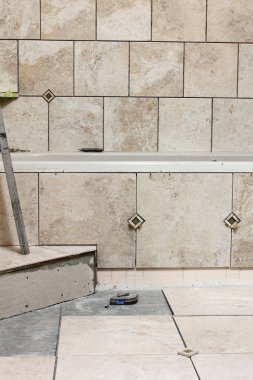 DIY Yenileme: Ana Banyo Döşemesi Kaldırma Projesi