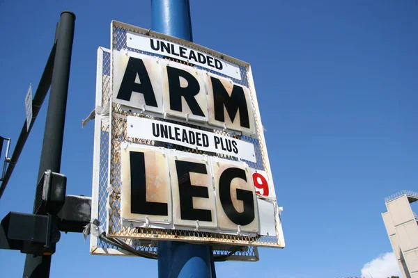 Muestra Alto Precio Gasolina Brazo Pierna Una Estación Servicio Durante Imagen De Stock