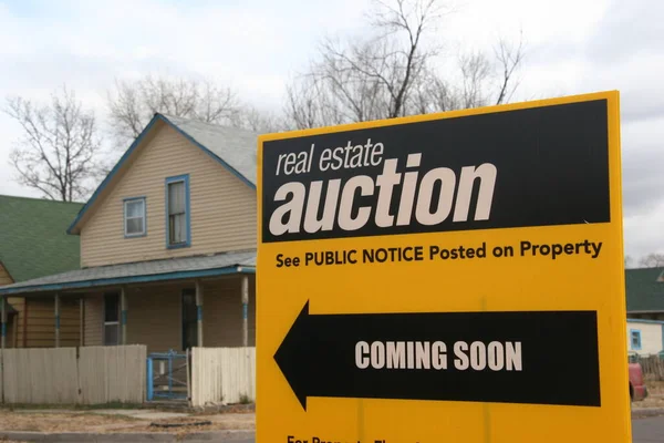 Real Estate Auction Sign Economic Downturn Layoffs Pandemic Lead People — Stock Photo, Image