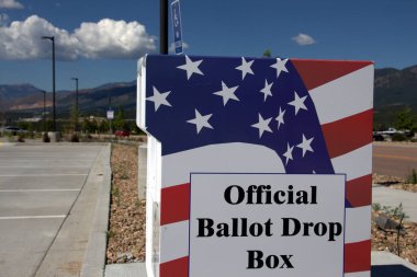 Seçim için Oy Kutusu - Tüm Posta Seçimleri - Arkaplanda Zirve - Resmi Bırakma Kutusu