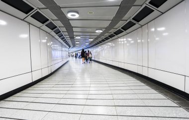 bulanık yolcu havaalanında yürüyüş