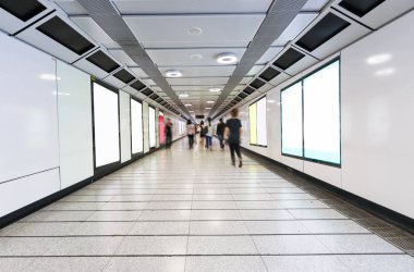 bulanık yolcu havaalanında yürüyüş