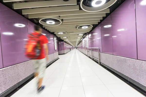 Suddig Passagerare Promenader Flygplats — Stockfoto