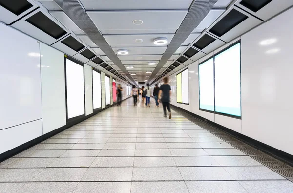 bulanık yolcu havaalanında yürüyüş