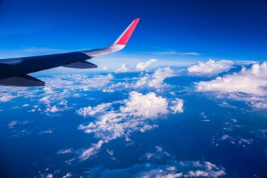 Bulutlar ve gökyüzü bir uçağın penceresinden görüldüğü gibi