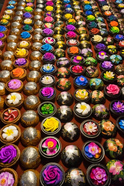 Chiang Mai Tayland gece pazarı çiçeklere el işi sabunu