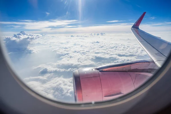 从飞机的窗户看到的云彩和天空 — 图库照片