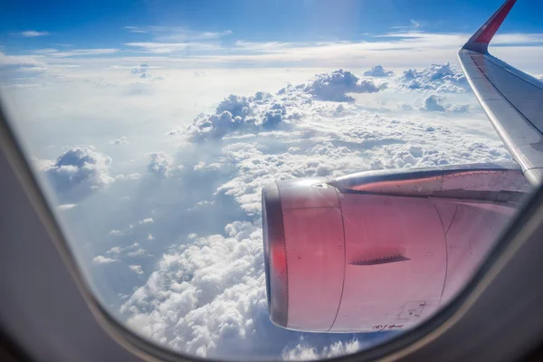 Moln Och Himmel Sett Genom Ett Luftfartygs Fönster — Stockfoto