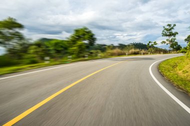Hareket bulanık karayolu üzerinde dağlar