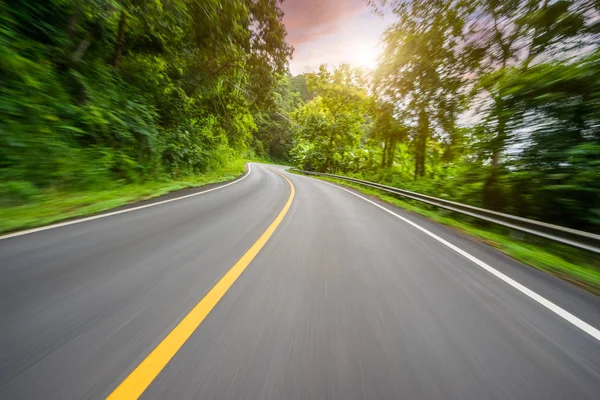 Motion Autoroute Floue Sur Les Montagnes Images De Stock Libres De Droits