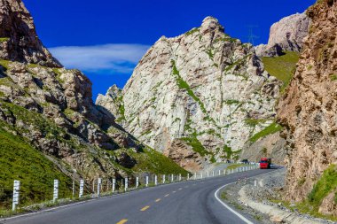 Dağların arasından geçen yol.