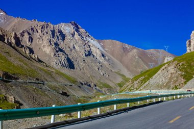 Dağların arasından geçen yol.