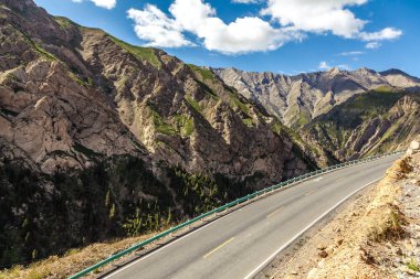 Dağların arasından geçen yol.